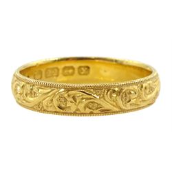 Early 20th century 22ct gold wedding band, with engraved scroll decoration, Birmingham 1923